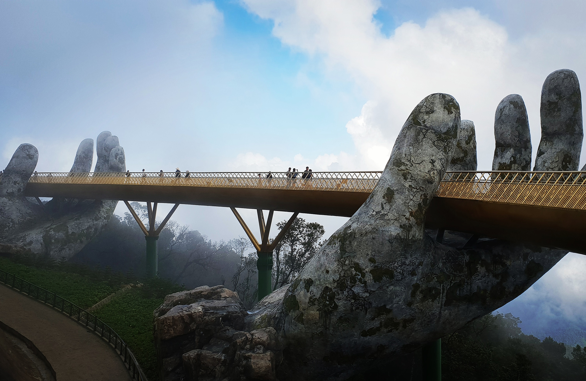 golden-bridge-vietnam