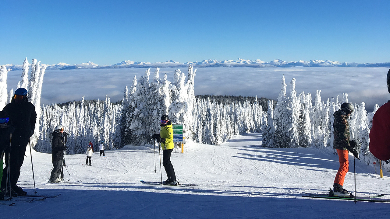 Uitzicht van op de top in Silver Star op een klare dag, Canada