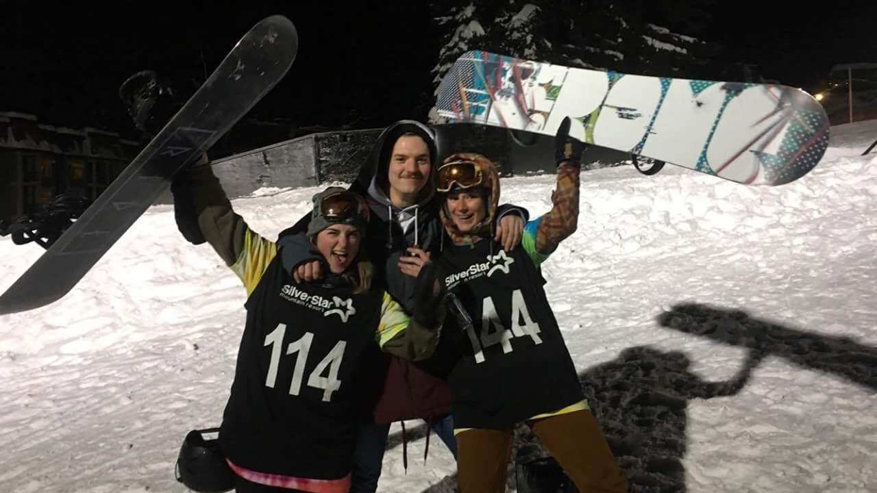 Snowboarders in Silver Star railjam competitie