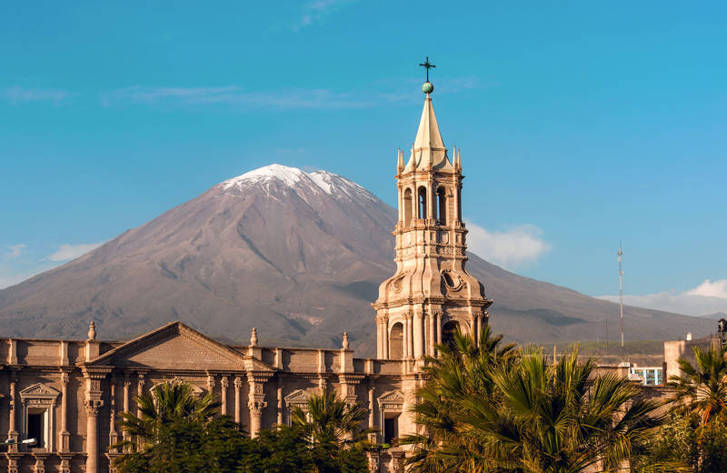 Kerk in Arequipa met een berg in de achtergrond in Peru