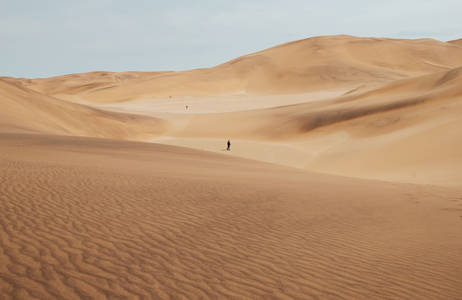 namibia-sand-dunes-alone-in-the-desert