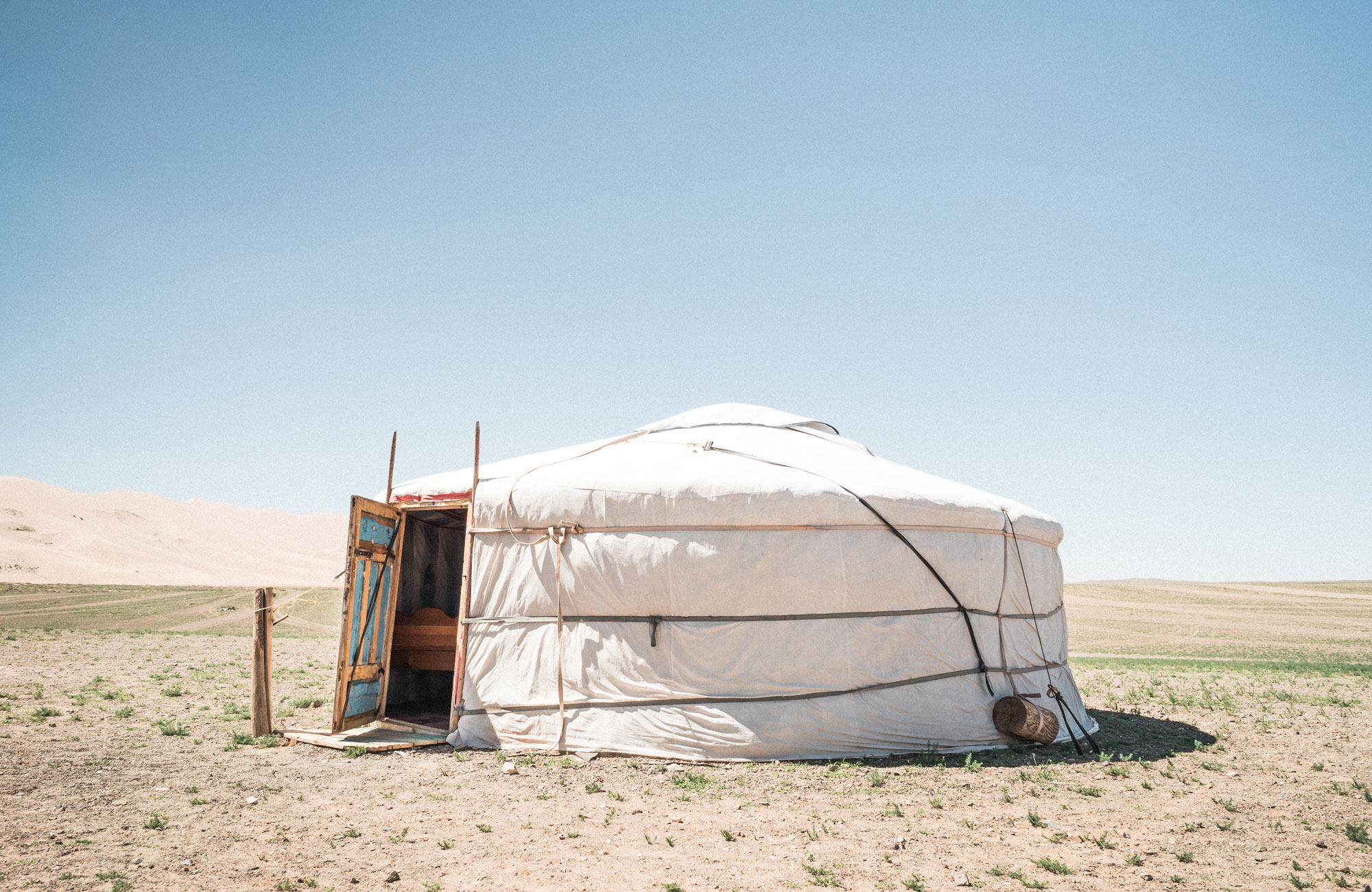 en klassisk hytta i öppet landskap i mongoliet