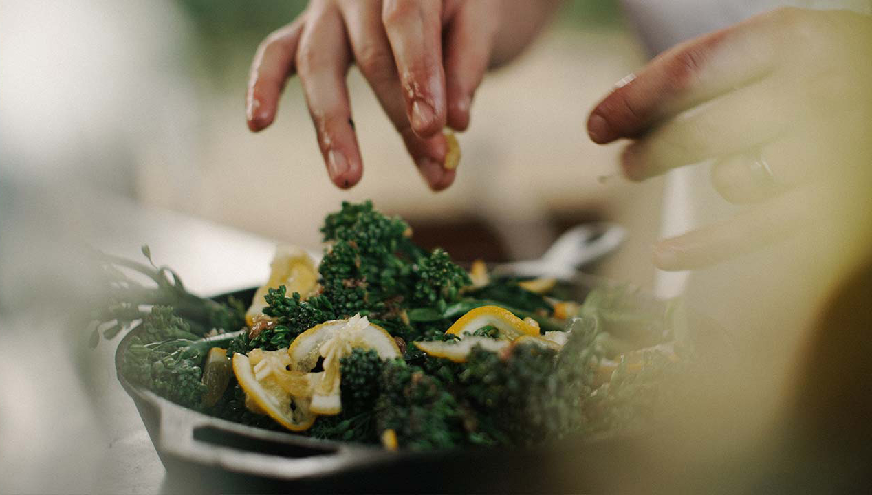 Gerecht met handen tijdens kookles