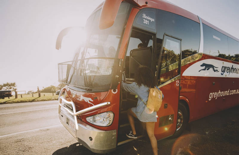 Meisje stapt in de Greyhound bus in Australië