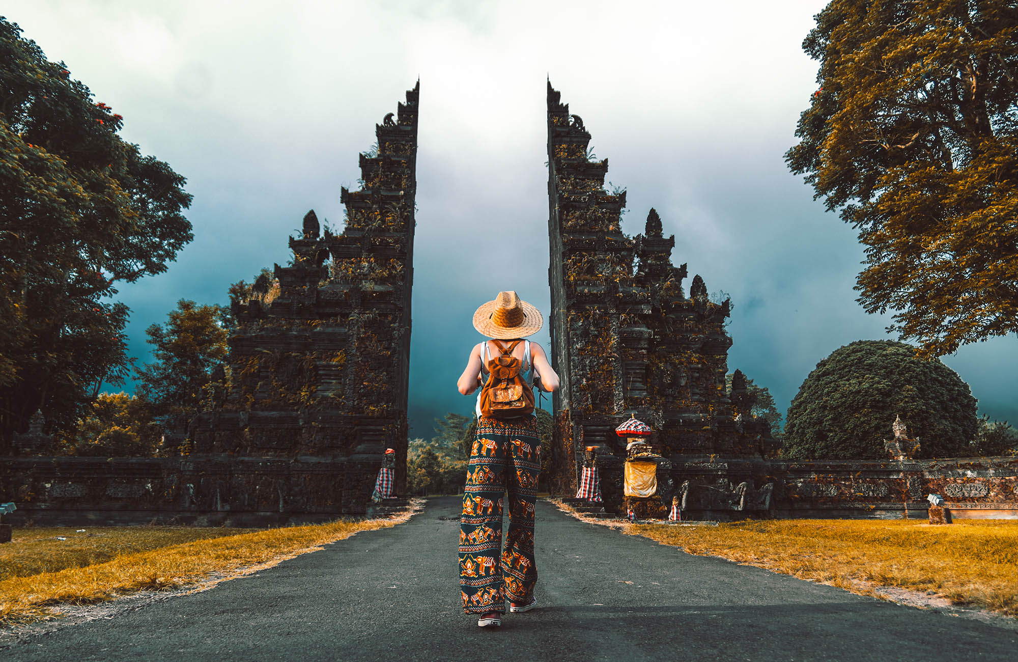 Vrouwelijke reiziger voor de poort van Candi Bentar in Bedugul, Bali