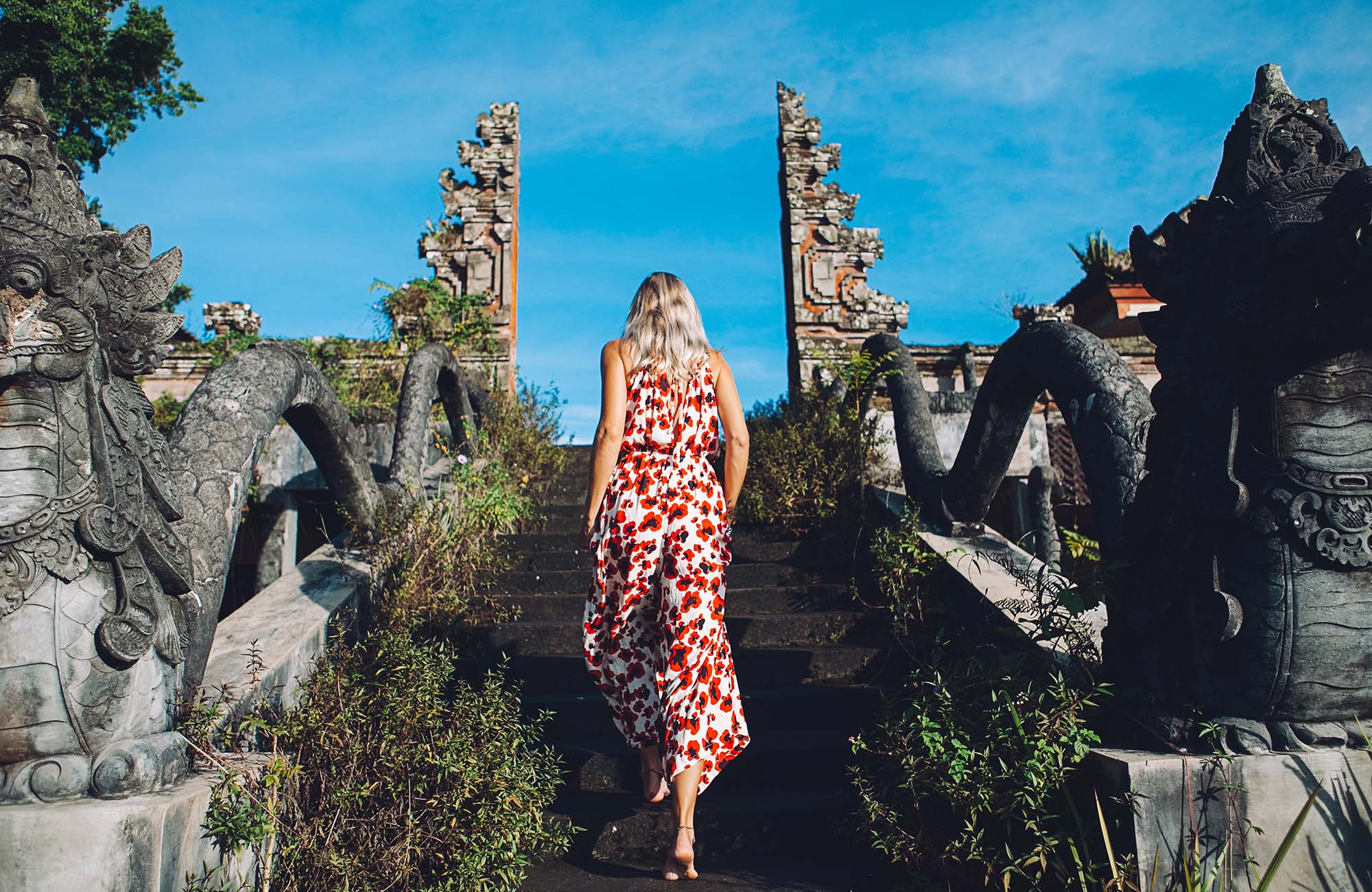 meisje bij tempel in bali | groepsreis in Bali