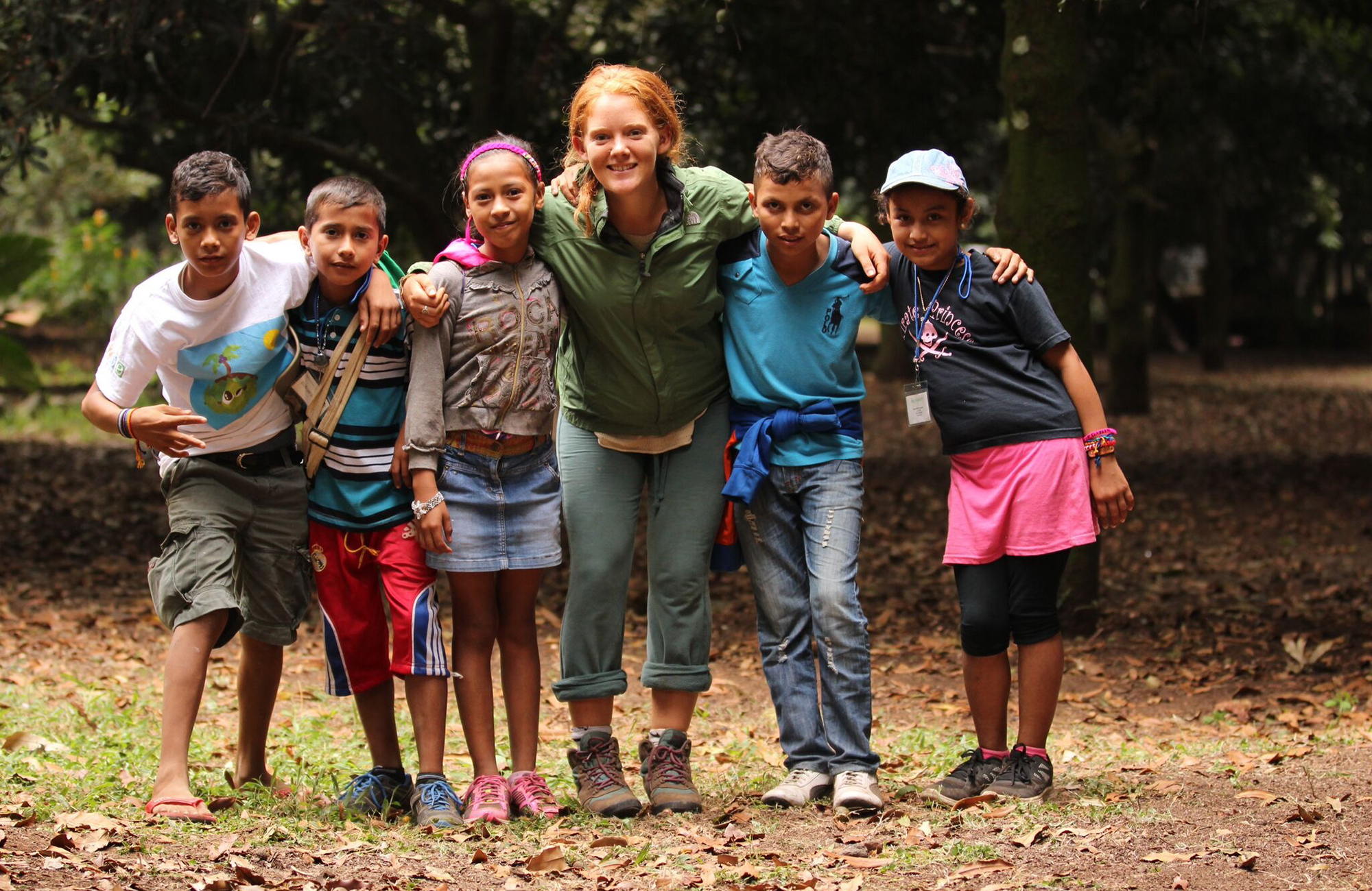 Vrijwilliger met kinderen in Montericco, Guatemala