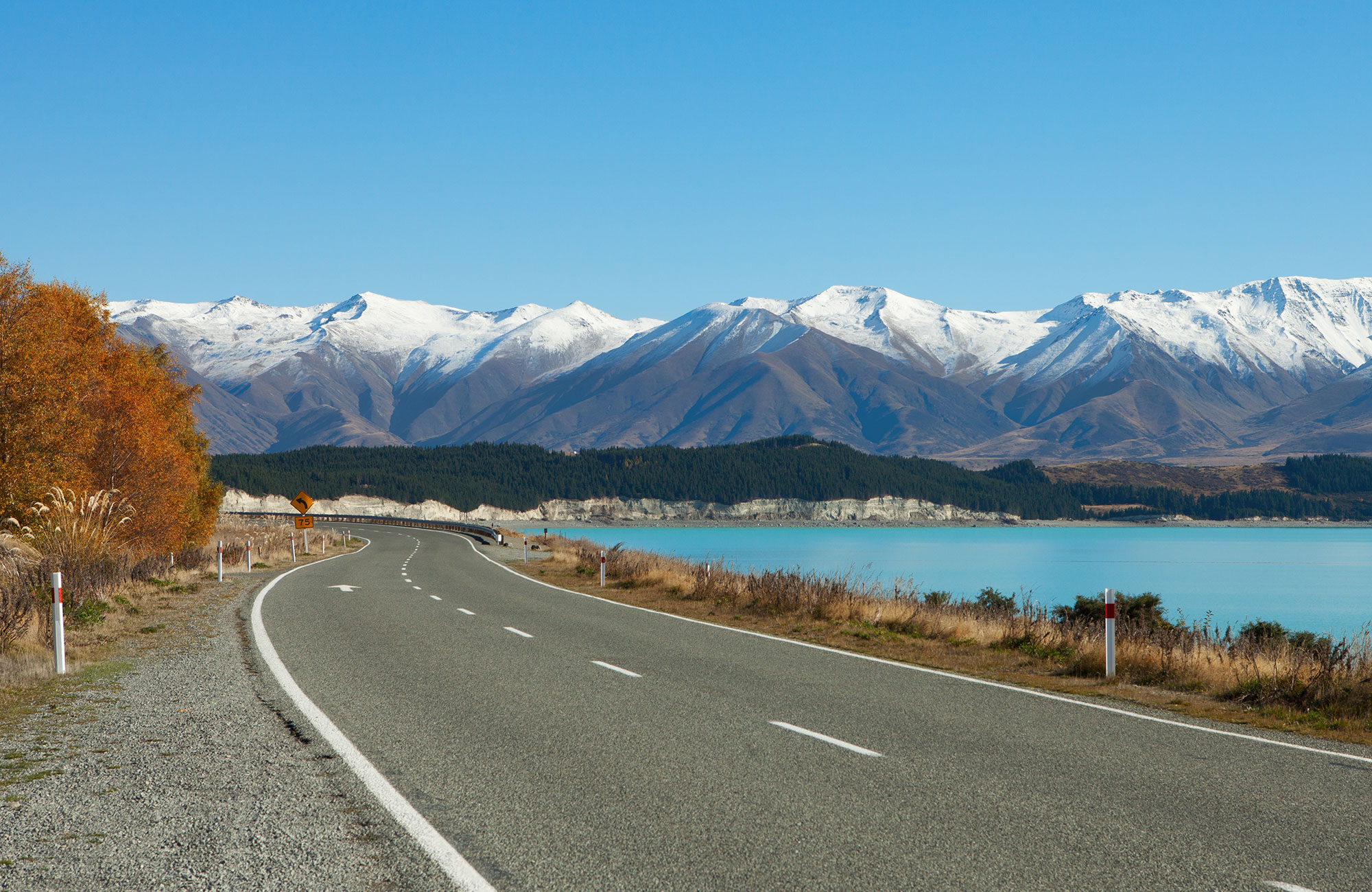 Rijd met de Double Down camper door dit bergachtige landschap | Camperhuur Nieuw-Zeeland | KILROY