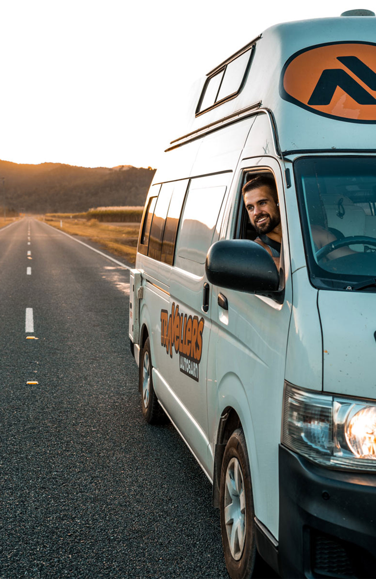 Reiziger kijkt uit het raam van de Hi5 Camper | Camperhuur Australië | KILROY