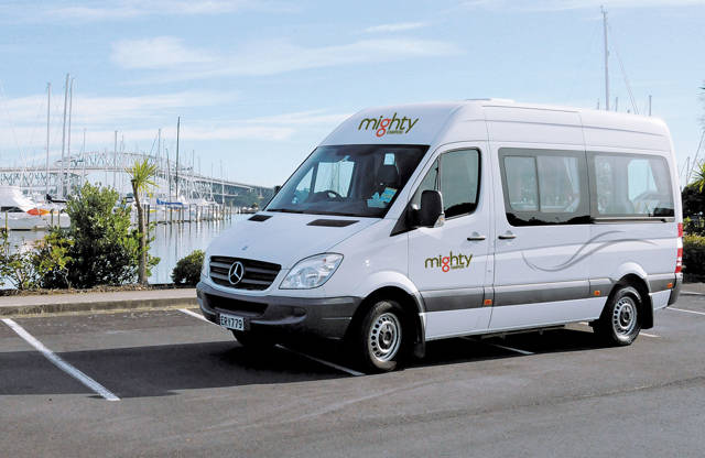 Deuce camper op parkeerplaats in de haven | Camperhuur Australië | KILROY