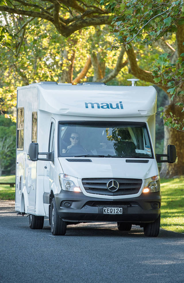 Cascade camper rijdt over de weg | Camperhuur Australië | KILROY