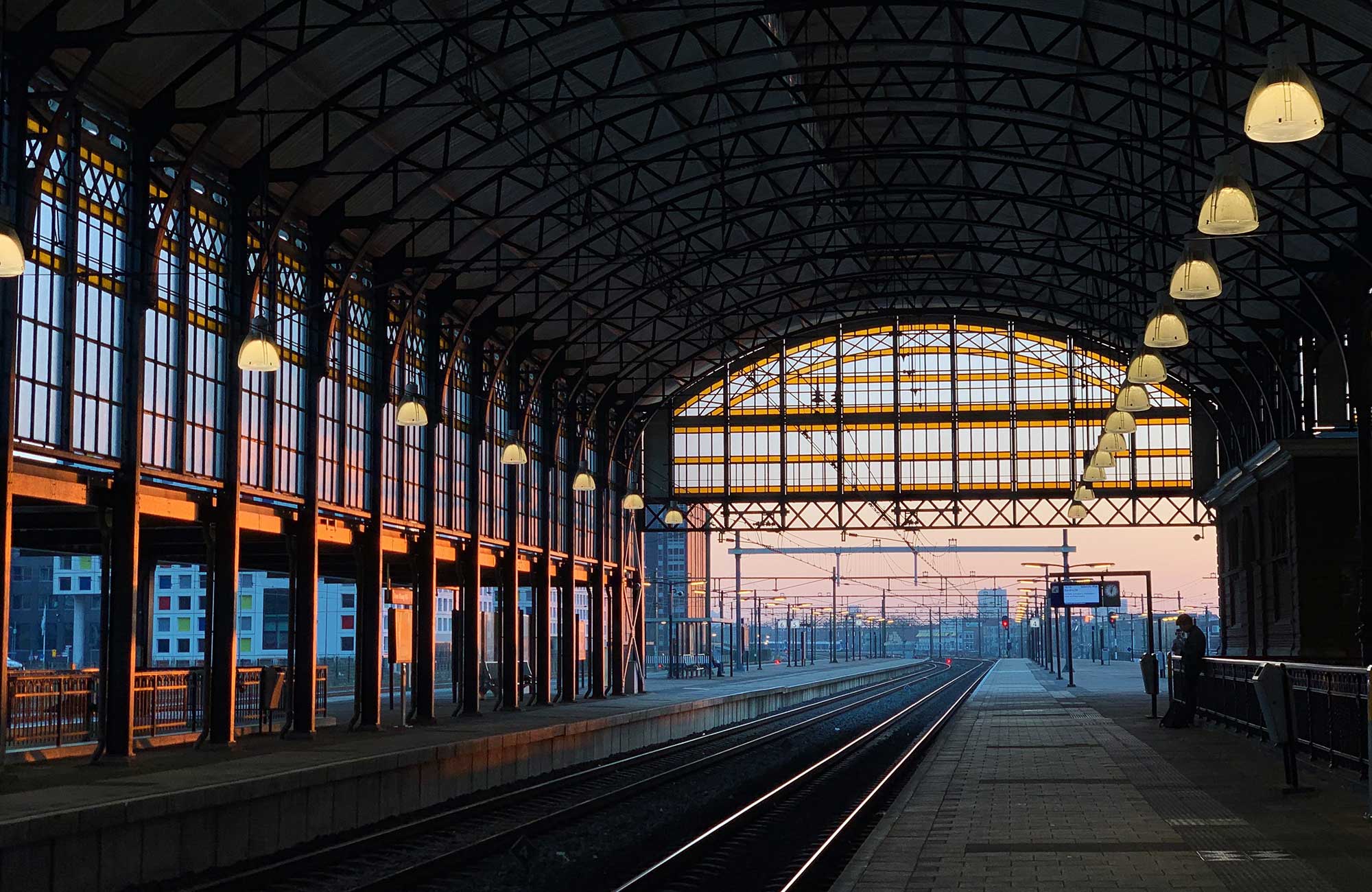treinstation bij zonsondergang | Interrailen met KILROY