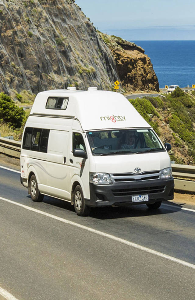 Double Down camper rijdt langs de kust | Camperhuur Australië | KILROY