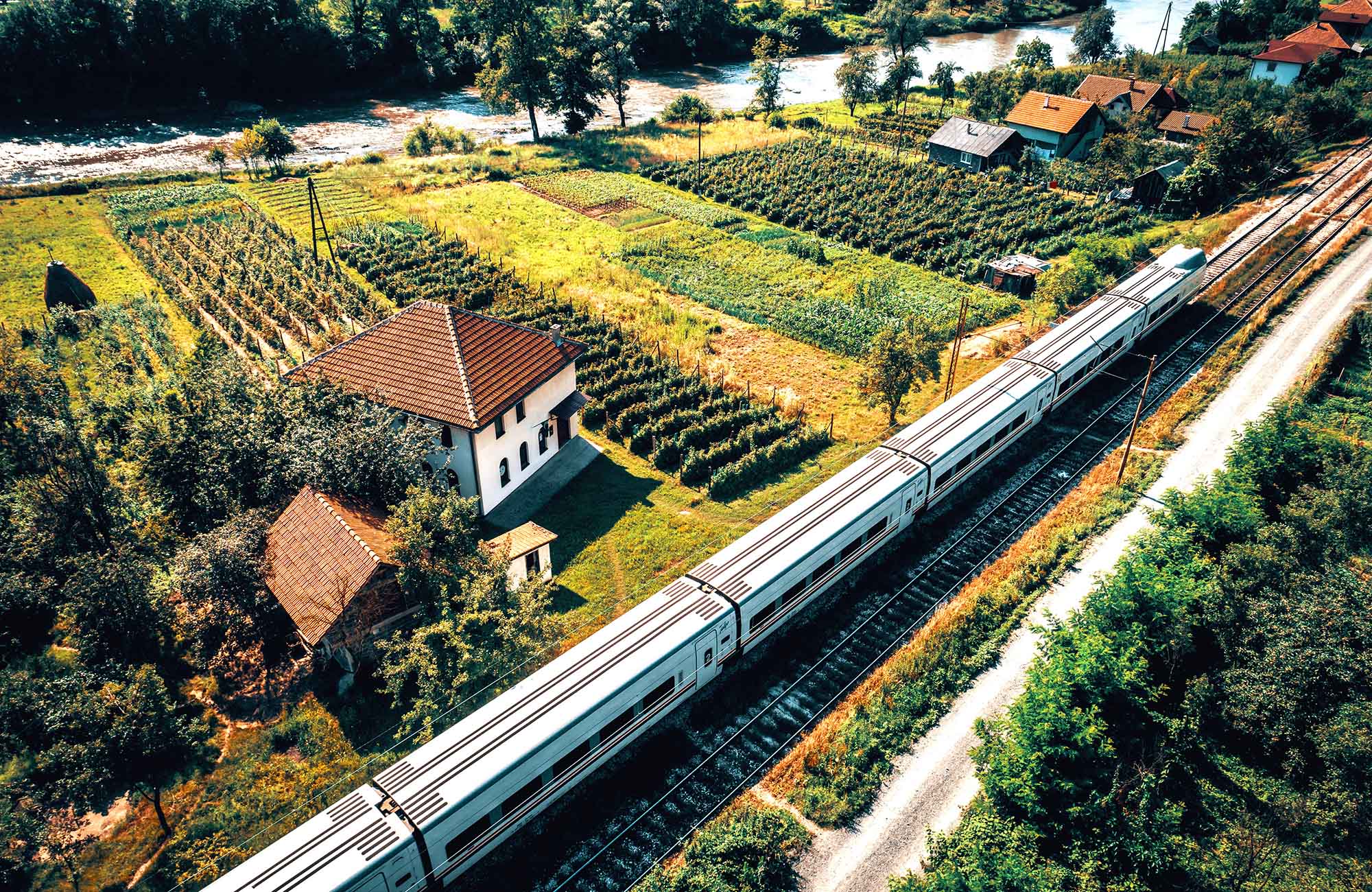 Trein rijdt door groen landschap in Bosnië & Herzegovina | Ontdek de prachtige Balkan | KILROY