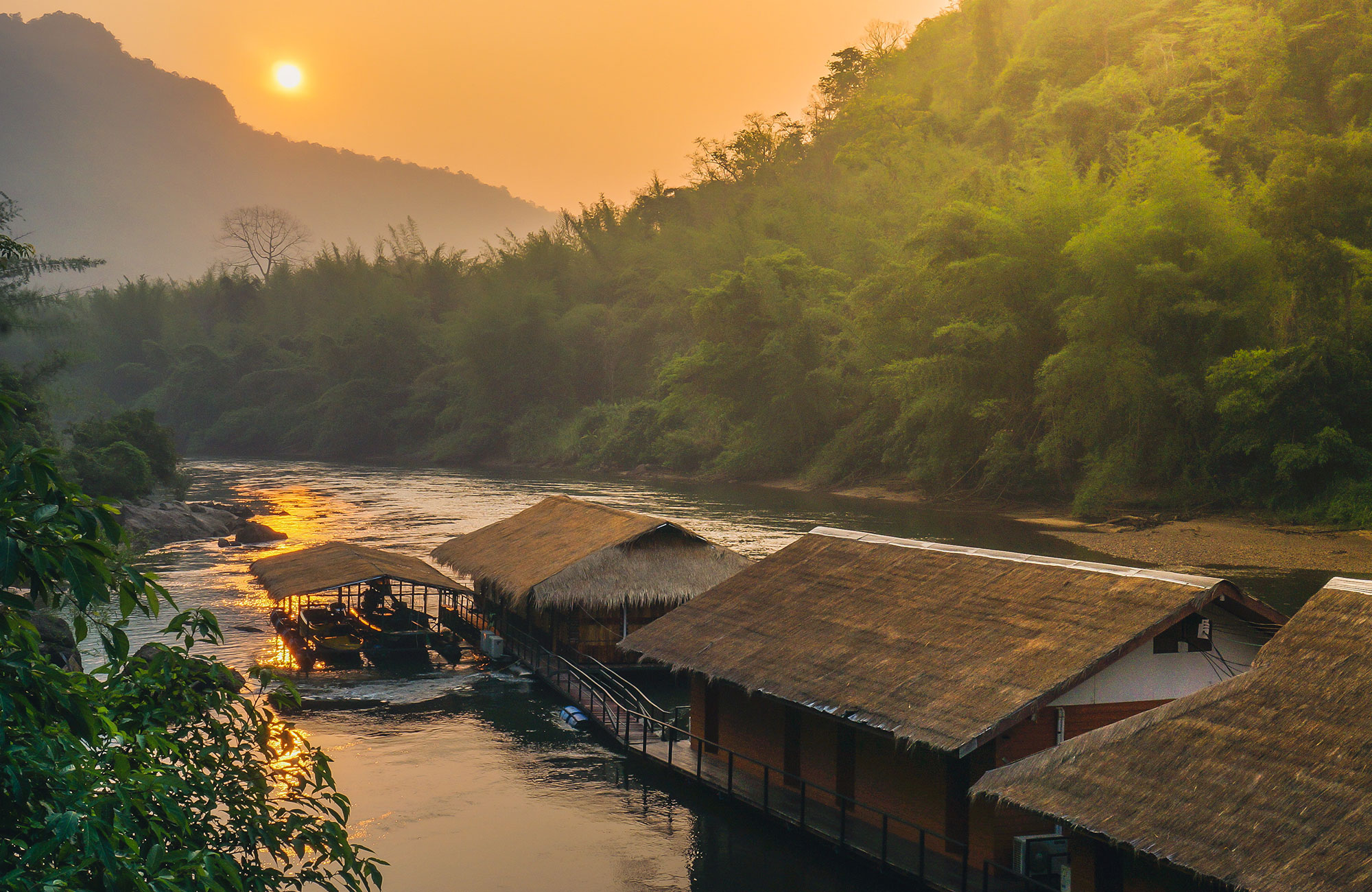 Afbeelding van de vlotten in de jungle bij de rivier Kwai in Thailand - KILROY