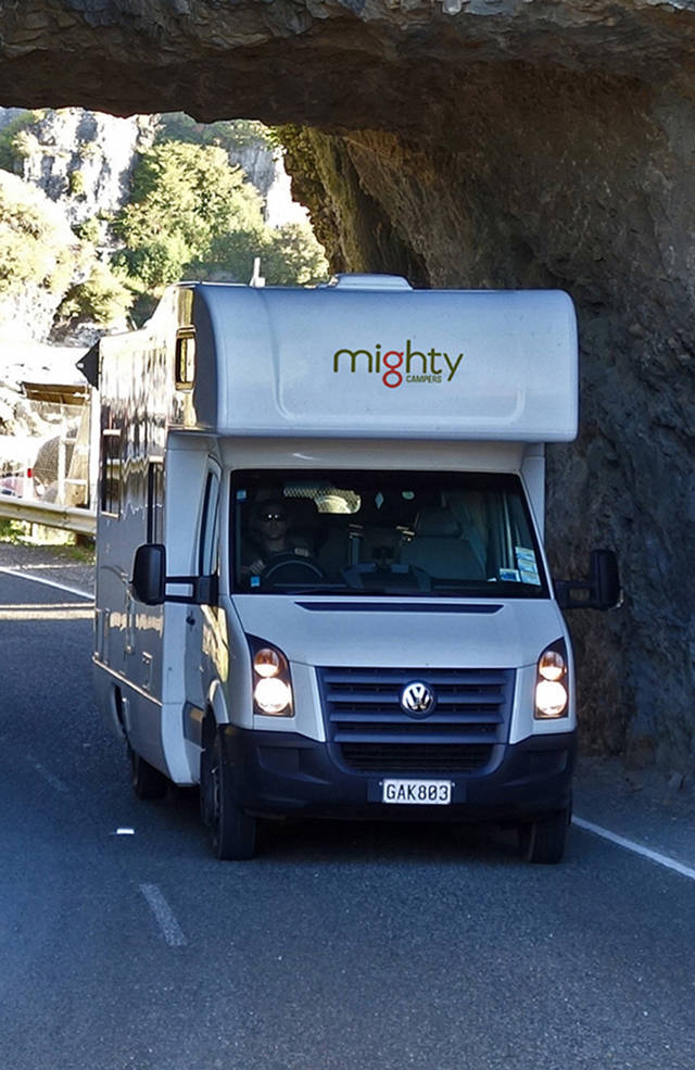 Big Six camper rijdt over de weg | Camperhuur Nieuw-Zeeland | KILROY
