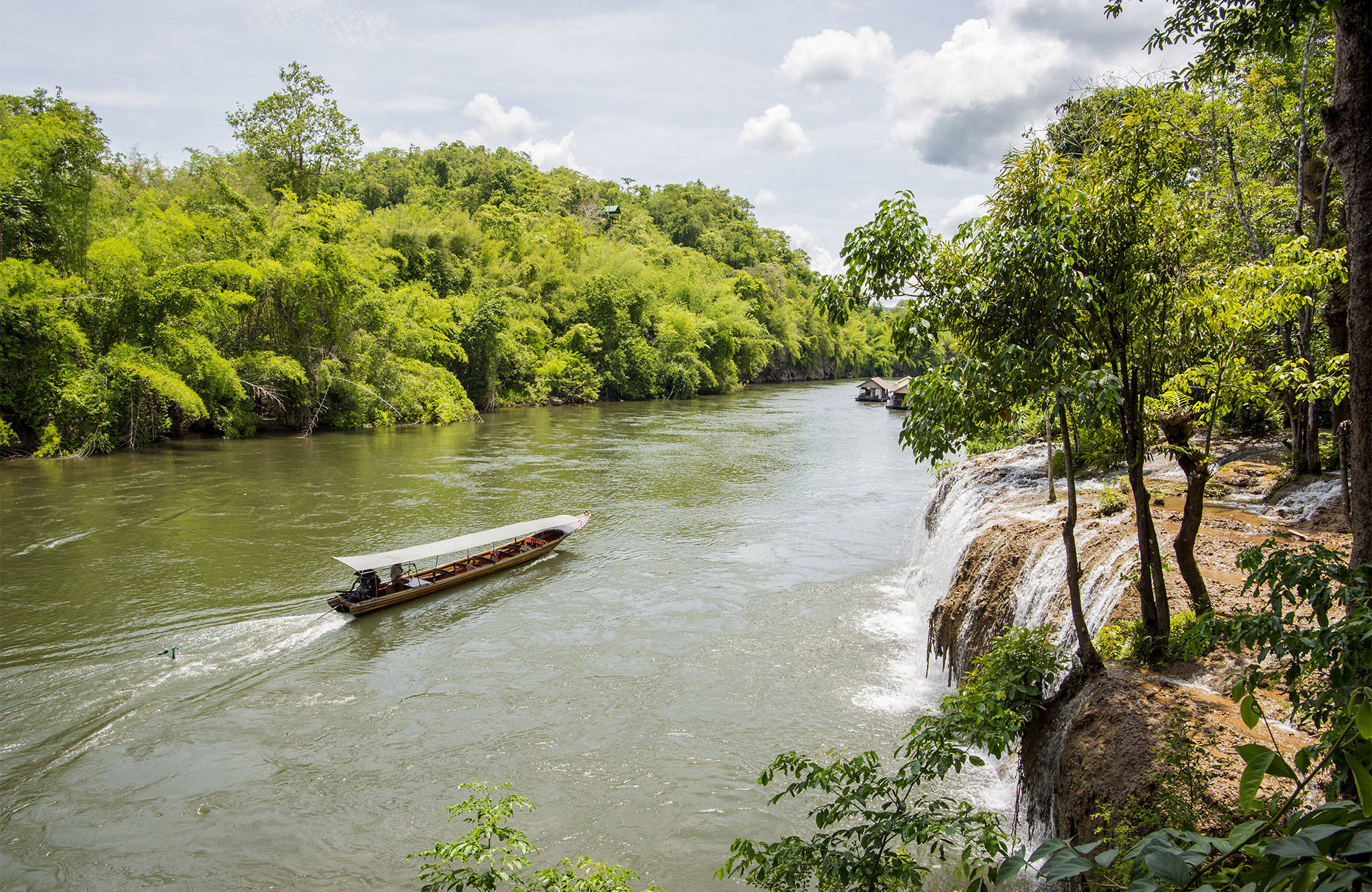 Boot op rivier | 5 tips voor reizen in Thailand | KILROY