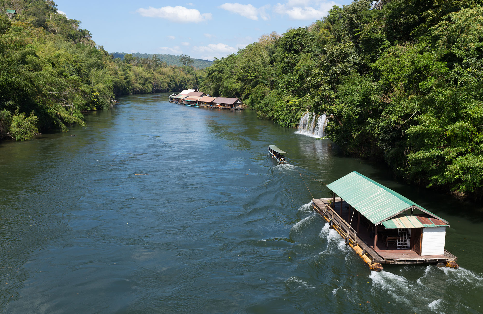 Raft bij de Sai Yok waterval in Kanchanaburi | 5 tips voor reizen in Thailand | KILROY