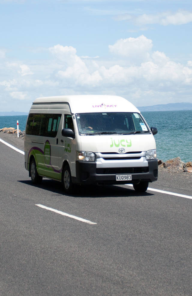 Coaster camper rijdt langs de kust | Camperhuur Nieuw-Zeeland | KILROY