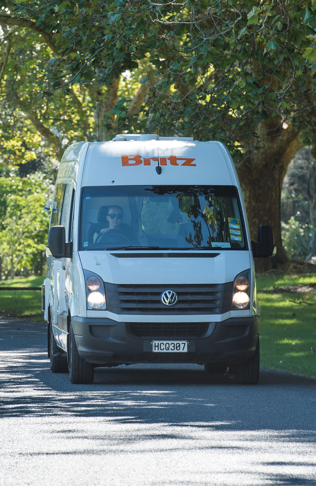 Venturer camper rijdt over de weg | Camperhuur Nieuw-Zeeland | KILROY