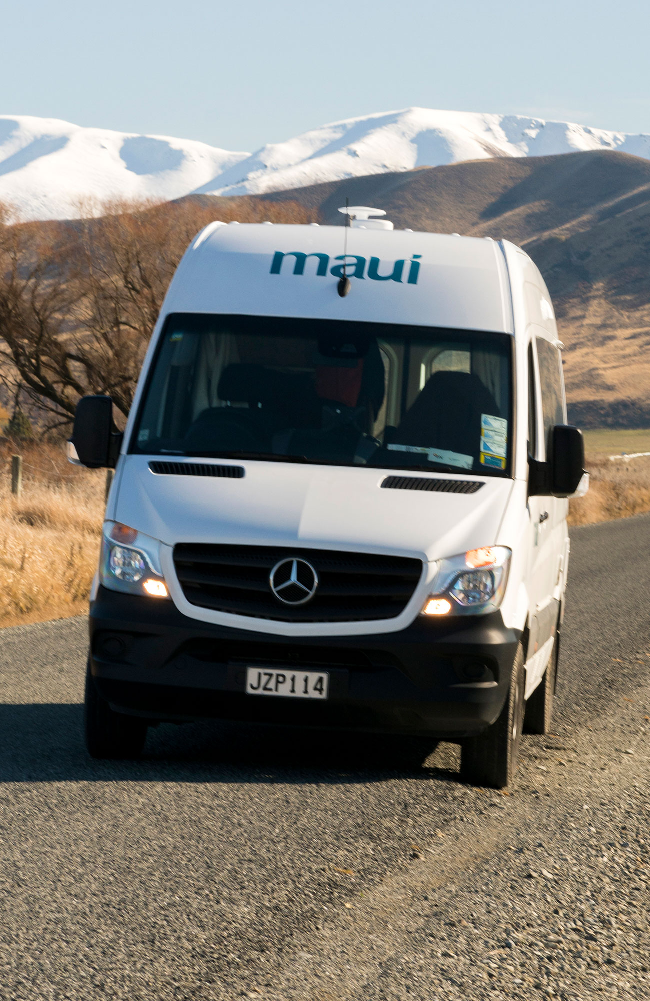 Ultima camper rijdt over de weg | Camperhuur Nieuw-Zeeland | KILROY