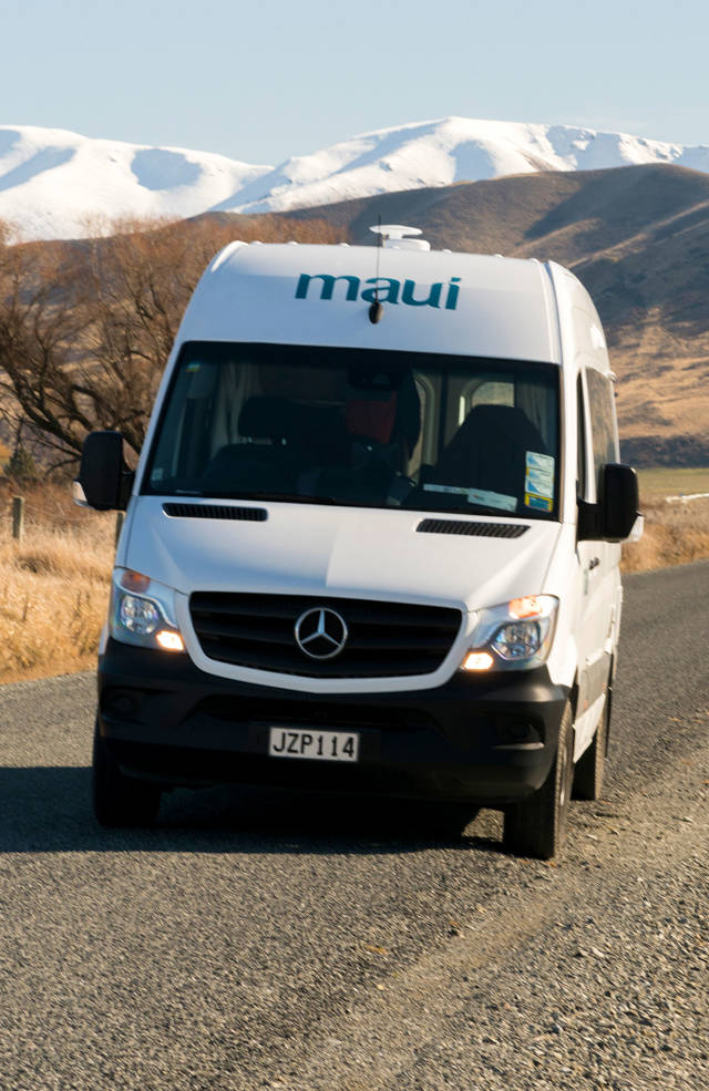 Ultima camper rijdt over de weg | Camperhuur Nieuw-Zeeland | KILROY