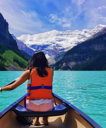 meisje in kano banff national park | Groepsreizen in Canada