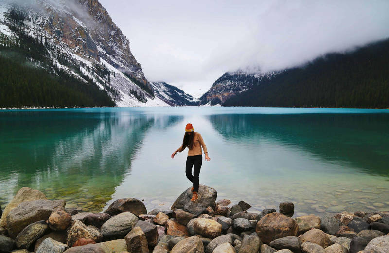 Meisje aan Lake Louise in Banff National Park, Canada
