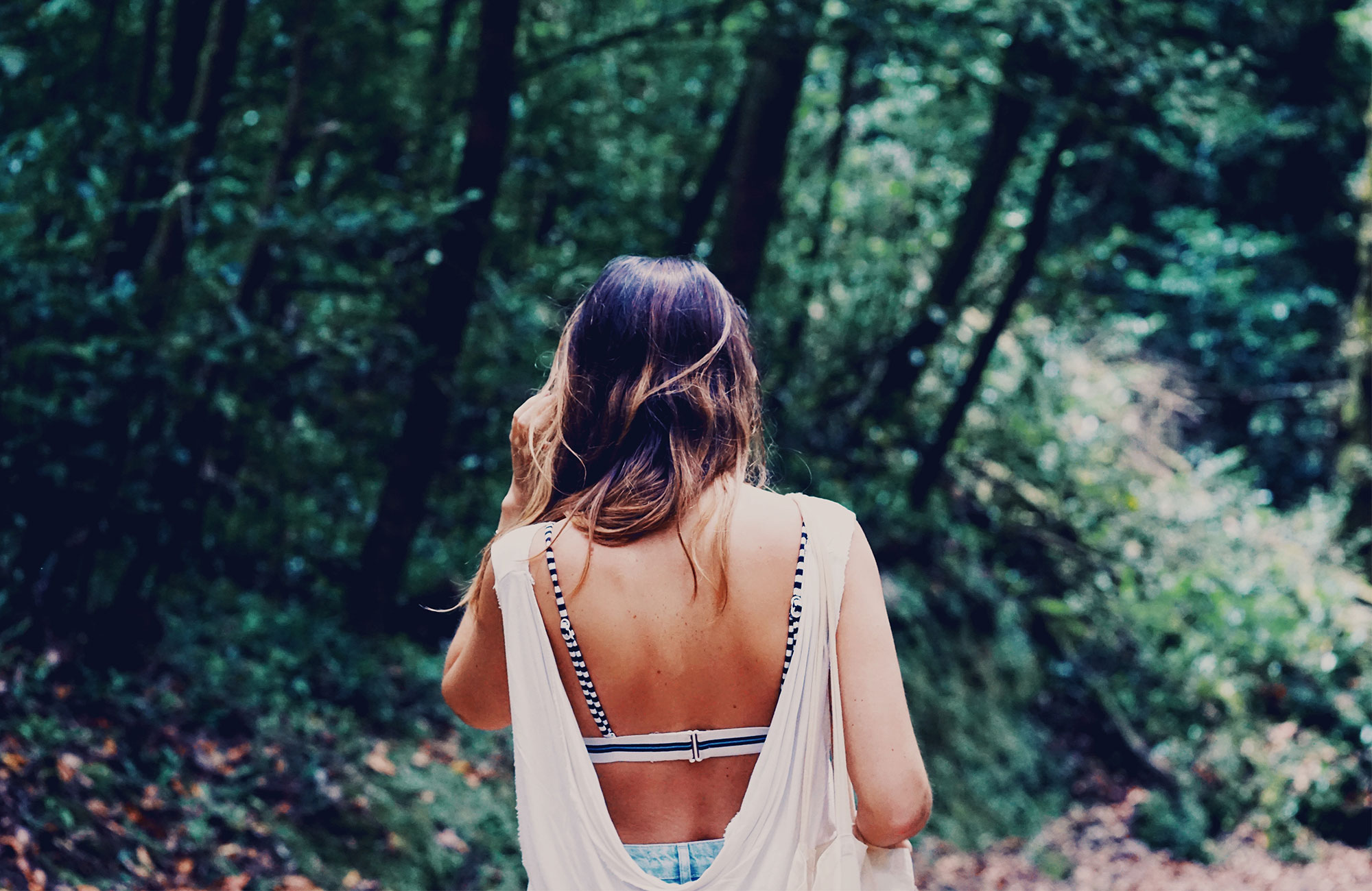 meisje in het bos met bikini