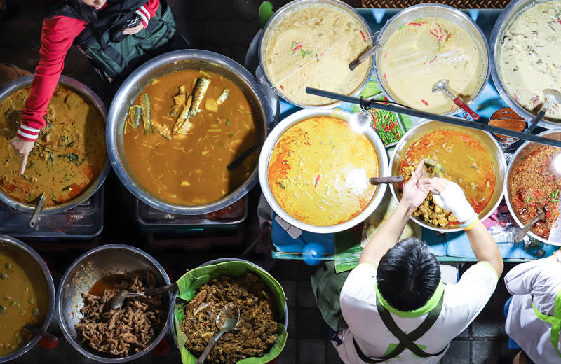 Streetfood in de straten van Bangkok in Thailand
