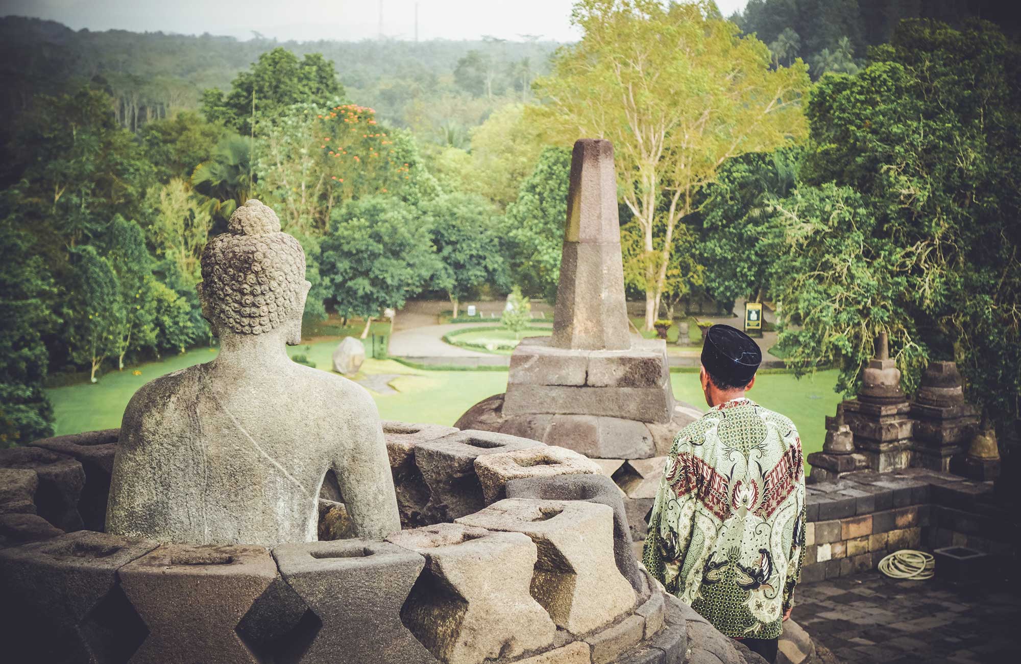 man i yogjakarta vid templet borobudur