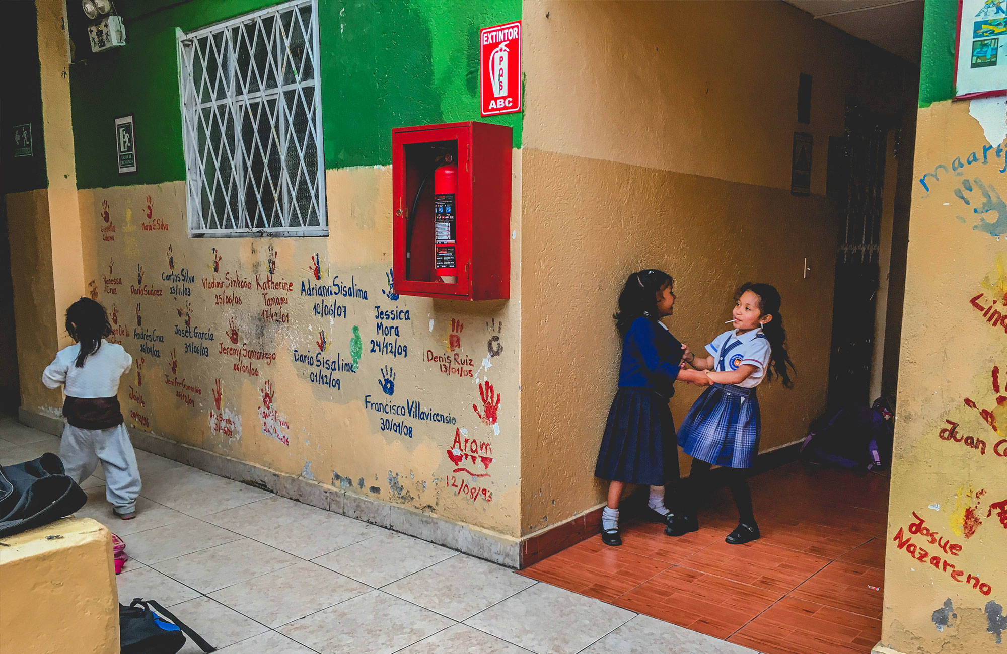 kinderen spelen in de gang | 3 (vrijwilligers)projecten in kleurrijk Ecuador | KILROY