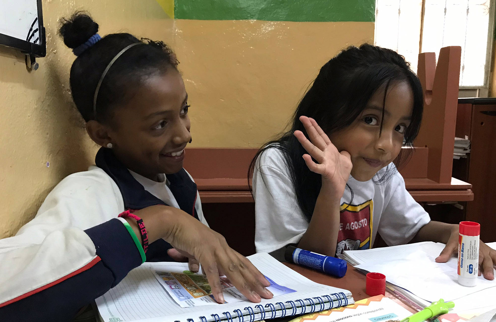 twee meisjes studeren | 3 (vrijwilligers)projecten in kleurrijk Ecuador | KILROY