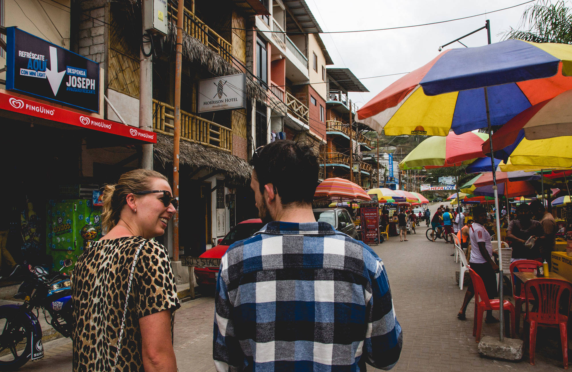 reizigers op straat in montanita | 3 (vrijwilligers)projecten in kleurrijk Ecuador | KILROY