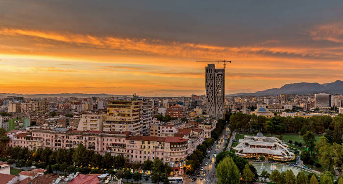 Uitzicht over Tirana bij zonsondergang | Rondreis Kroatië, Bosnië, Montenegro & Albanië | KILROY