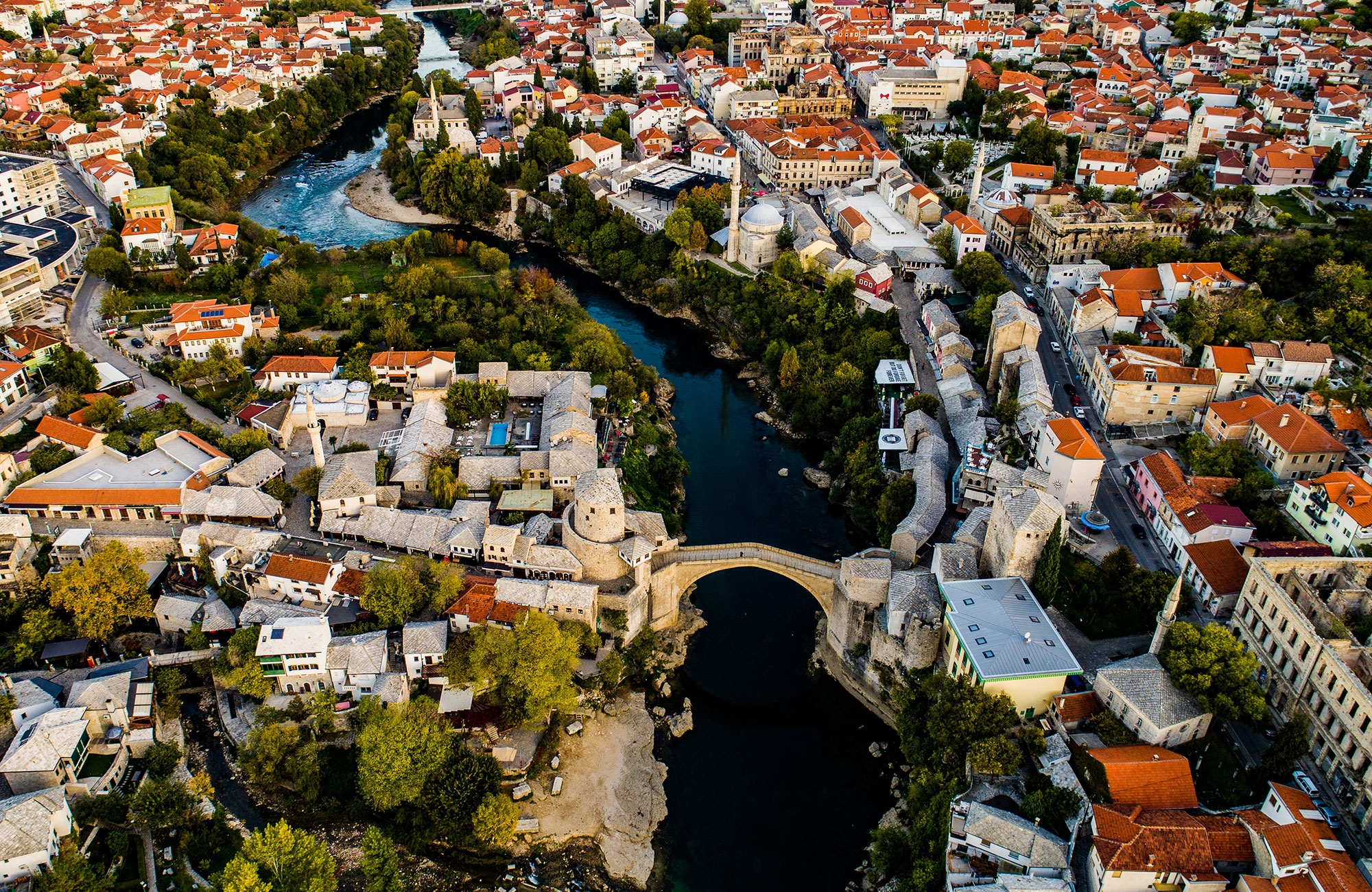 Luchtfoto van de stad Mostar in Bosnië Herzegovina