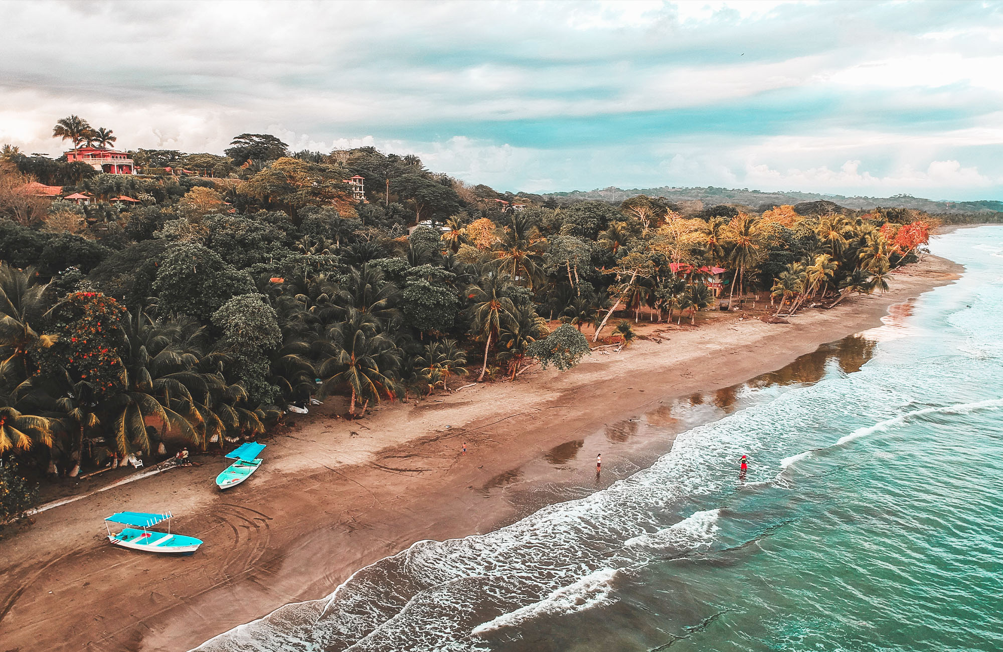 Verlaten strand en jungle in Costa Rica