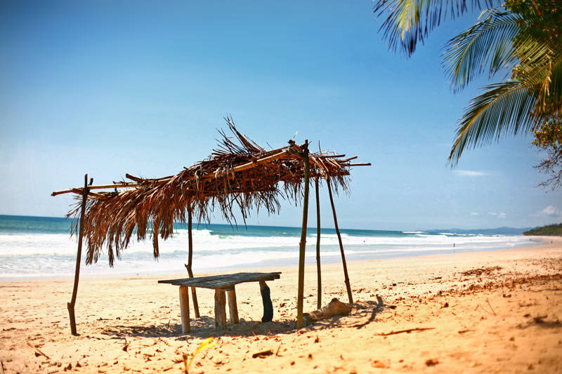 Klein hurje op het strand in Costa Rica