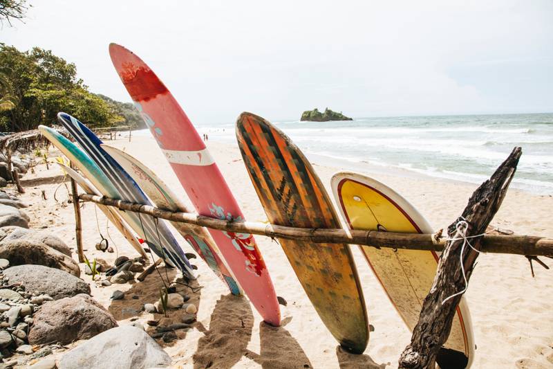 Surfborden op een strand in Costa Rica