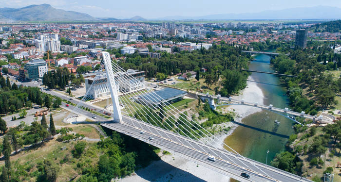 Luchtfoto van Millennium brug in Podgorica, Montenegro | Rondreis Kroatië, Bosnië, Montenegro & Albanië | KILROY