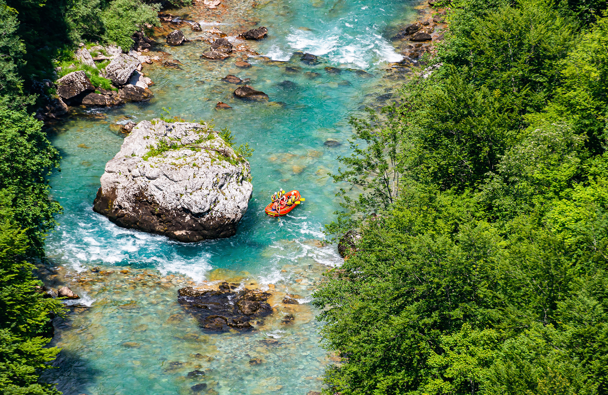 Raften op een rivier in Montenegro