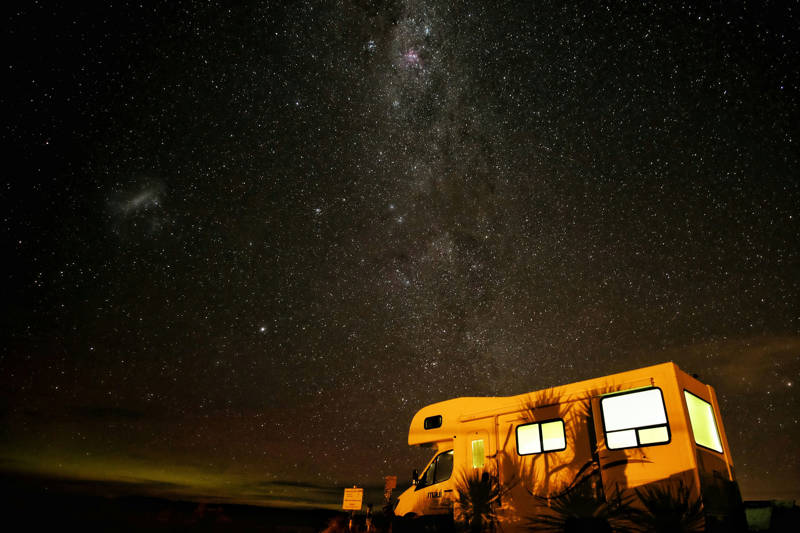 camper in Nieuw-Zeeland onder de sterrenhemel