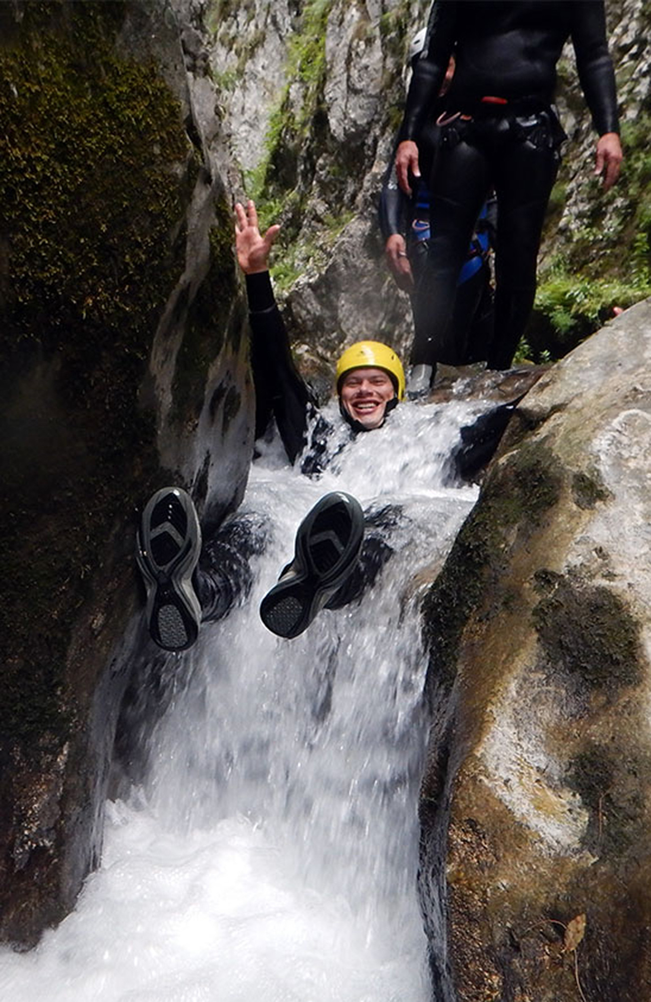 Reizigers doen aan canyoning in de bergen | Actieve dagtrips op reis | KILROY