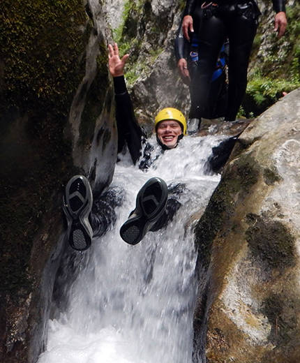 Reizigers doen aan canyoning in de bergen | Actieve dagtrips op reis | KILROY