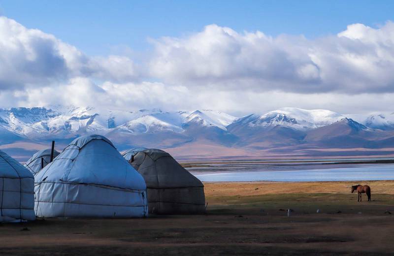 Yurts bij een meer in Kyrgyzstan