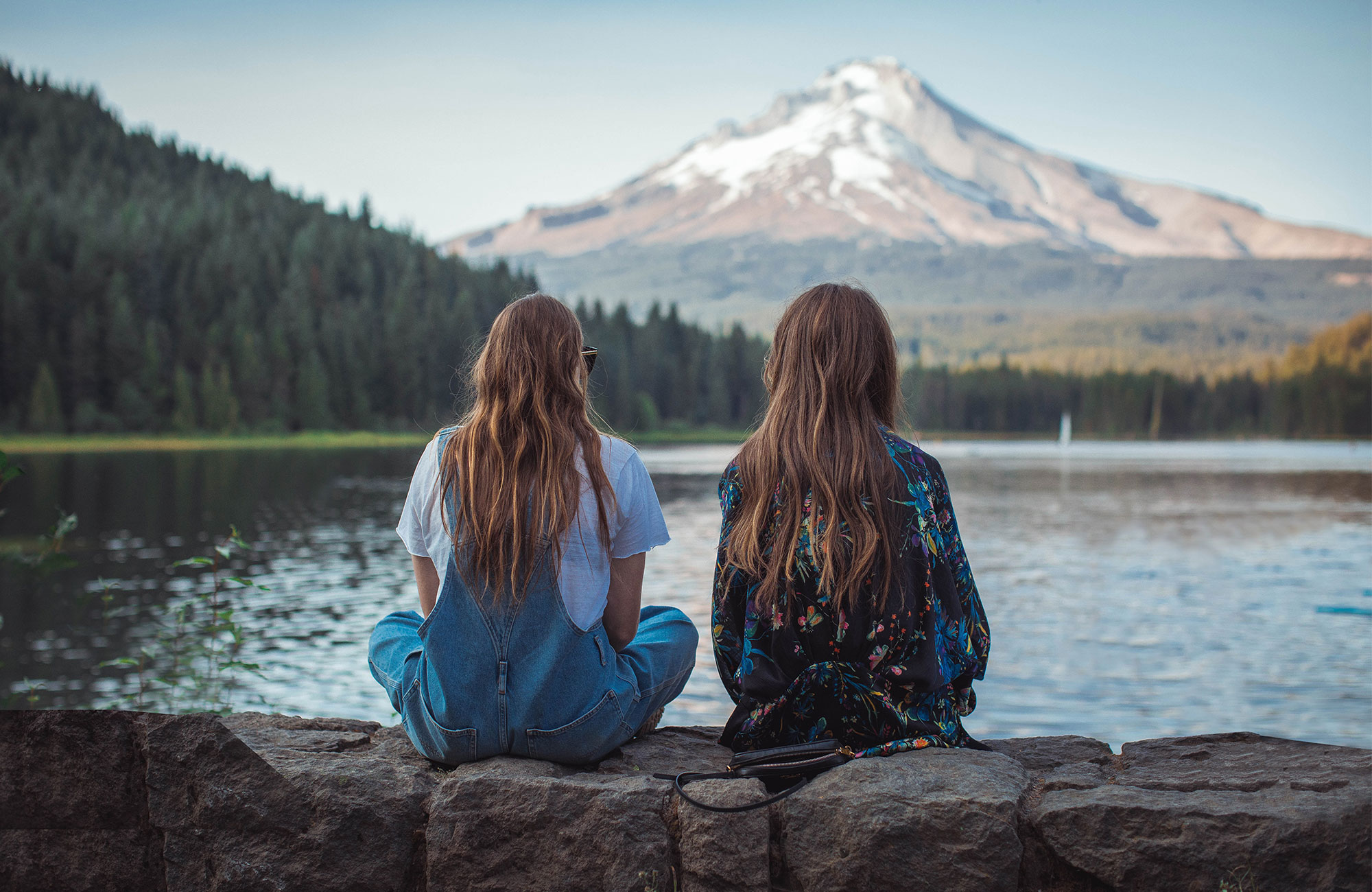 two girls experts in slow travel