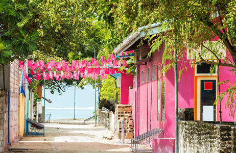 små rosa hus i Malè på maldivene