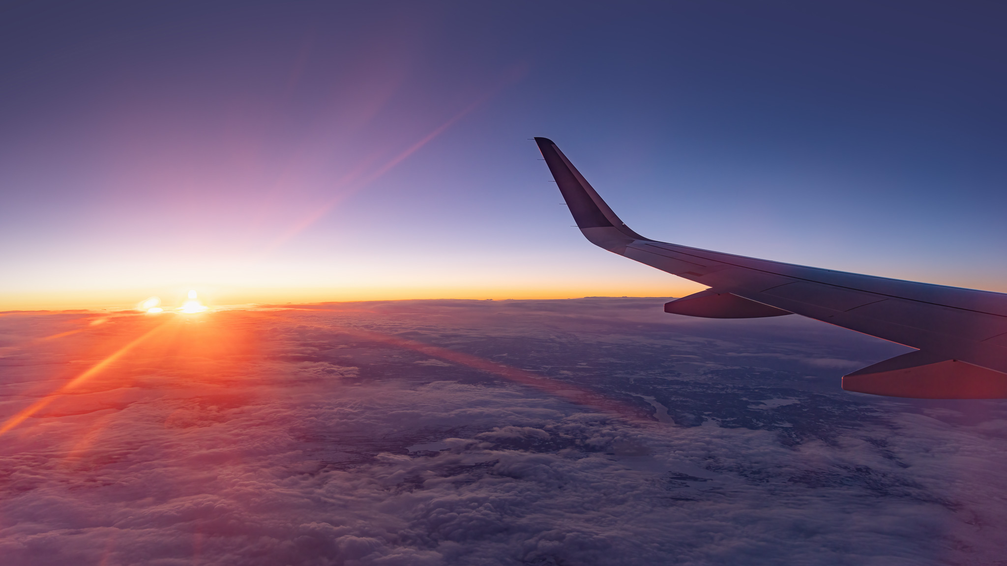 Zicht vanuit het vliegtuigraam - KILROY