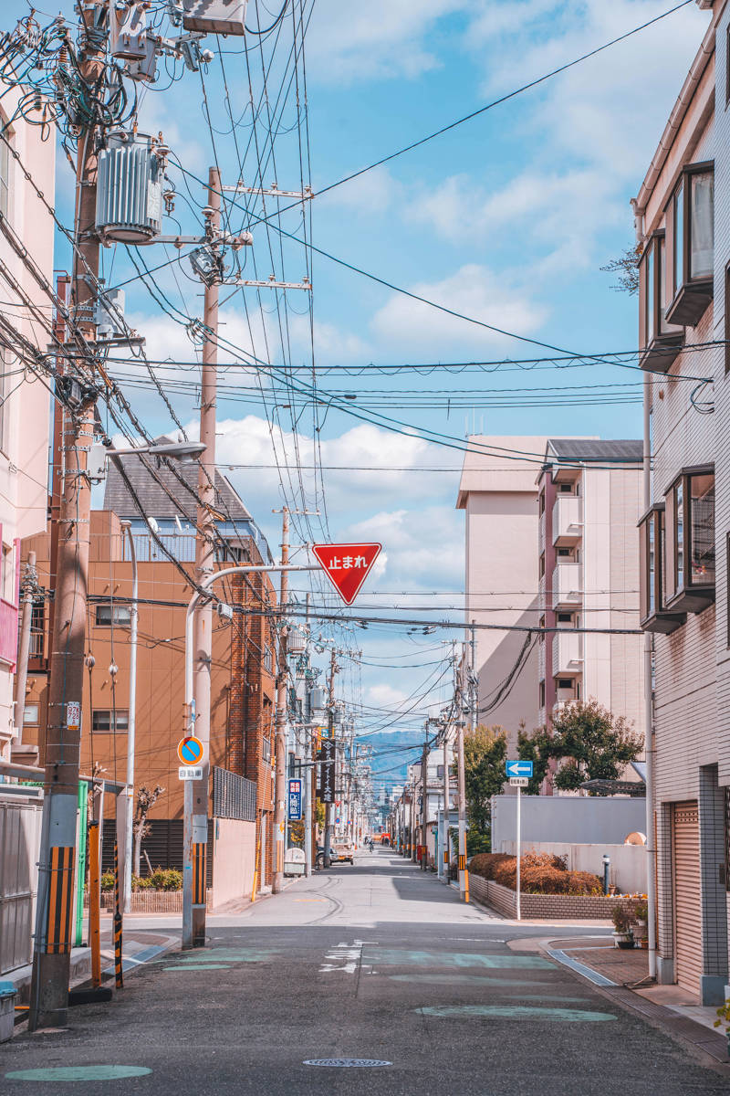 Lege straat in Japan, met een verkeersbord dat aangeeft op te stoppen