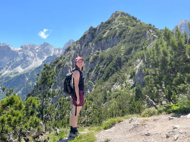 Uitzicht op de bergtoppen tijdens de Peaks of the Balkan Trail.